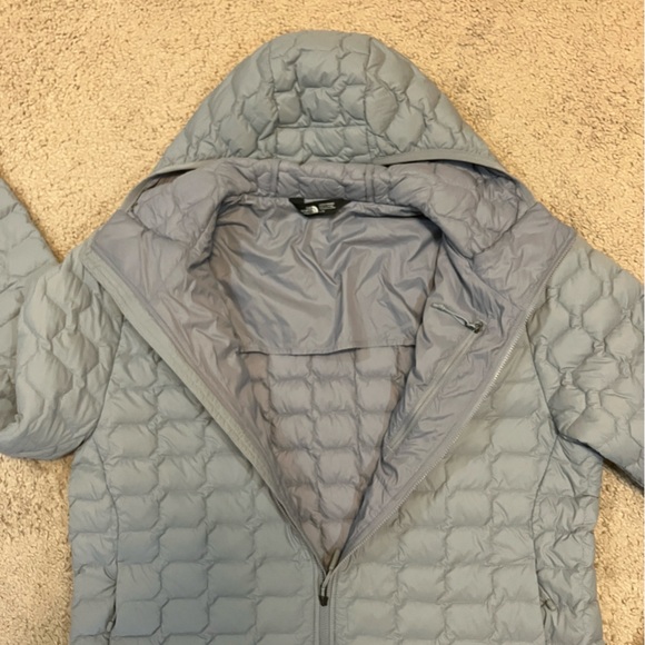 The North Face Men’s Jacket Coat Light Gray Quilted Puffer Lightweight Like New - Picture 4 of 8